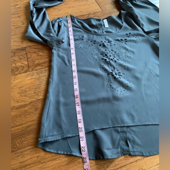 Xhilaration Gray Blouse‎ Button Down Back Floral Cutouts - Picture 8 of 12